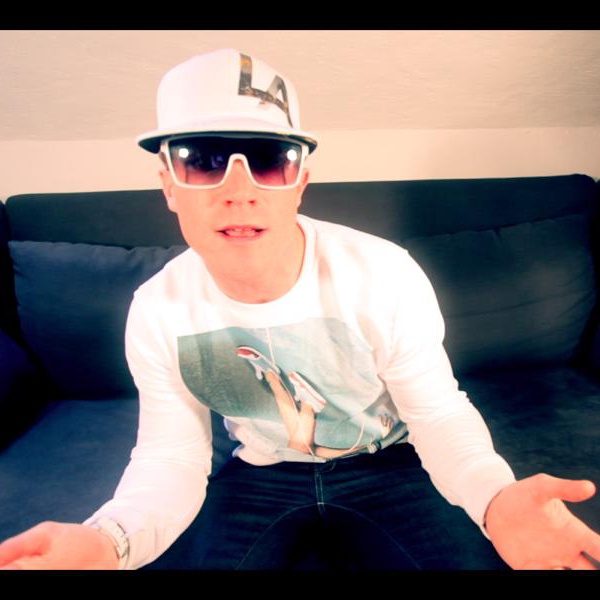 529241_632600576754293_1655016593_n